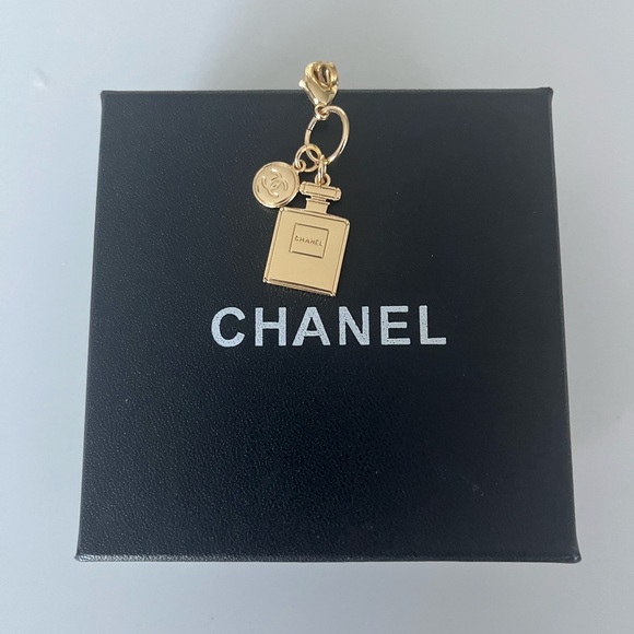 Chanel authentic charm, comes with box and unbranded chain, gold, plus ribbon - Picture 3 of 5